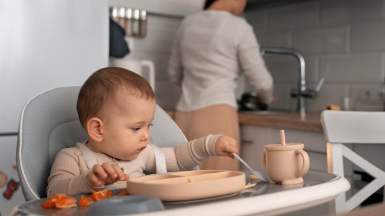 Smart Tips to Encourage Self-feeding in babies